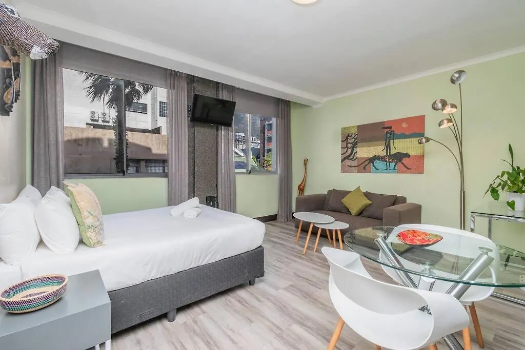 Stylish Studio In The Square Le Cap 0*,